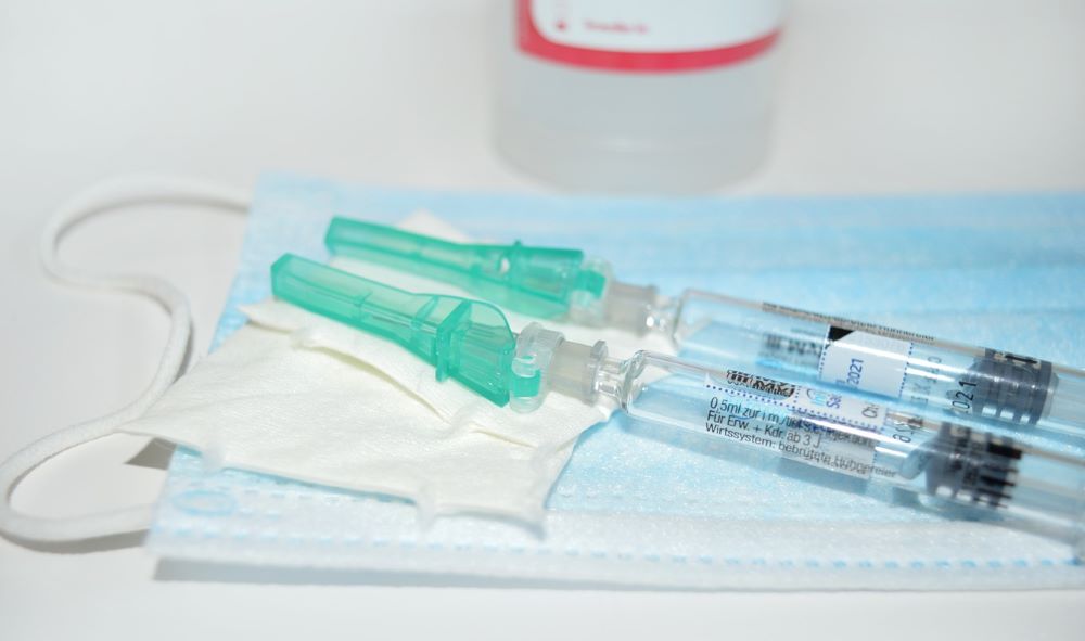 Szczepieniobus w Wągrowcu: gigantyczna kolejka po szczepionkę